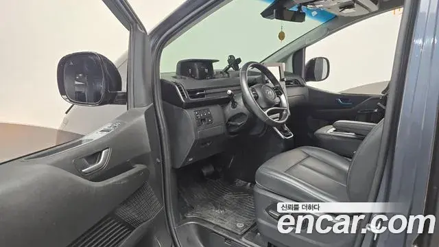 Hyundai Staria 2023 — ფოტო 9/32