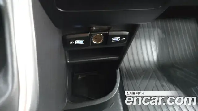 Hyundai Staria 2023 — ფოტო 30/32