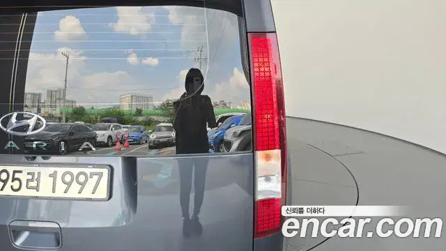 Hyundai Staria 2023 — ფოტო 8/32