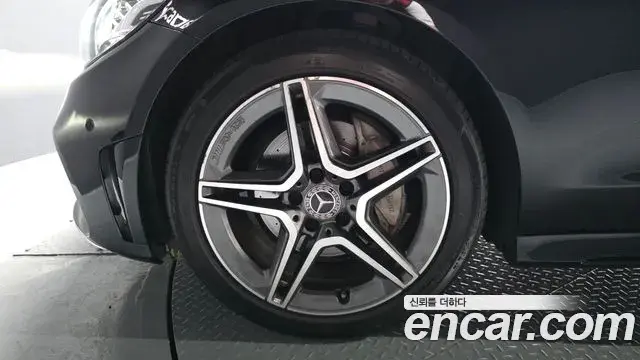 Mercedes-Benz C-Class 2019 — Photo 12/35