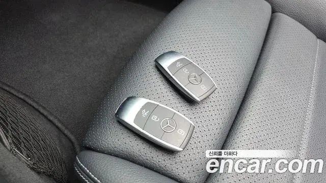 Mercedes-Benz C-Class 2019 — Photo 6/35