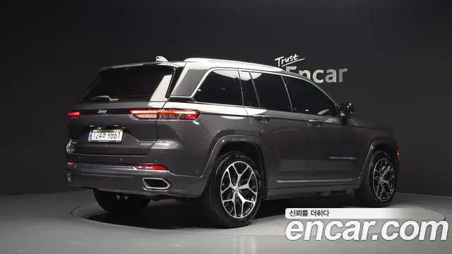 Jeep Grand Cherokee 2023 — Фото 2/20
