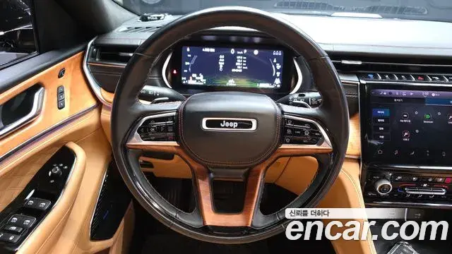 Jeep Grand Cherokee 2023 — Фото 13/20