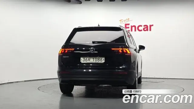 Volkswagen Tiguan 2018 — Şəkil 12/20