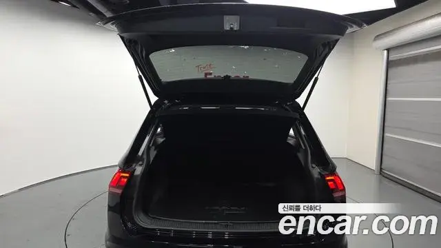 Volkswagen Tiguan 2018 — Şəkil 16/20