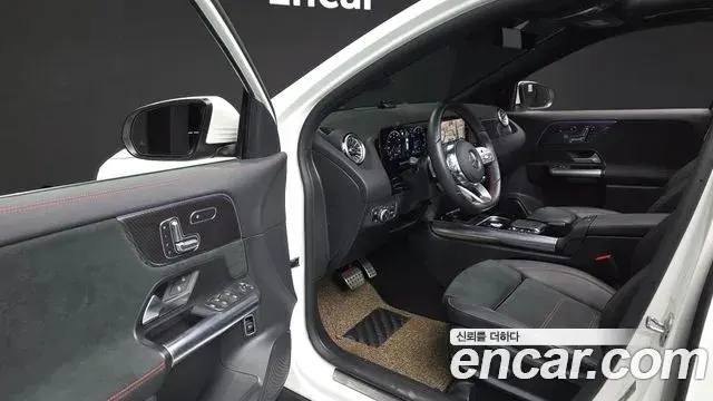 Mercedes-Benz GLA-Class 2023 — Фото 9/20