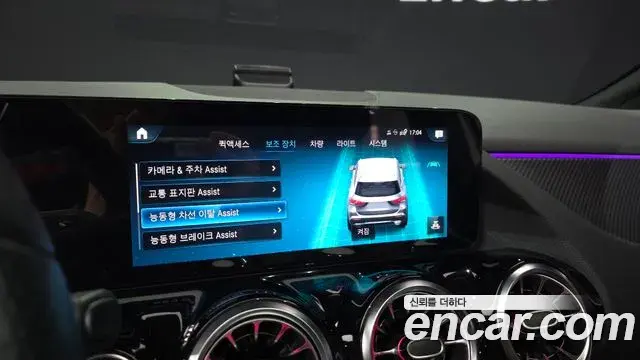 Mercedes-Benz GLA-Class 2023 — Фото 18/20