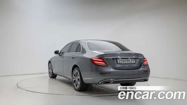 Mercedes-Benz E-Class 2020 — Фото 2/20