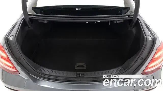 Mercedes-Benz E-Class 2020 — Фото 8/20