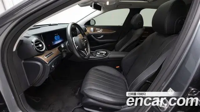 Mercedes-Benz E-Class 2020 — Фото 19/20
