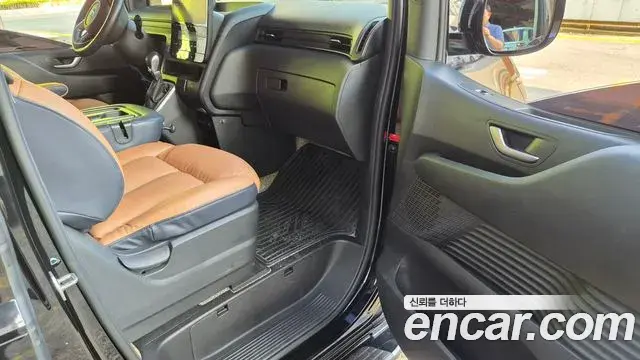 Hyundai Staria 2023 — Фото 17/20