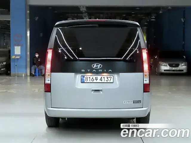 Hyundai Staria 2023 — ფოტო 8/20