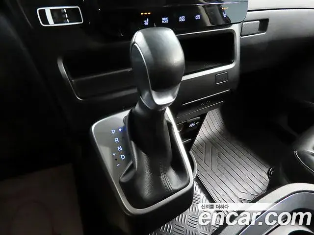 Hyundai Staria 2023 — ფოტო 18/20