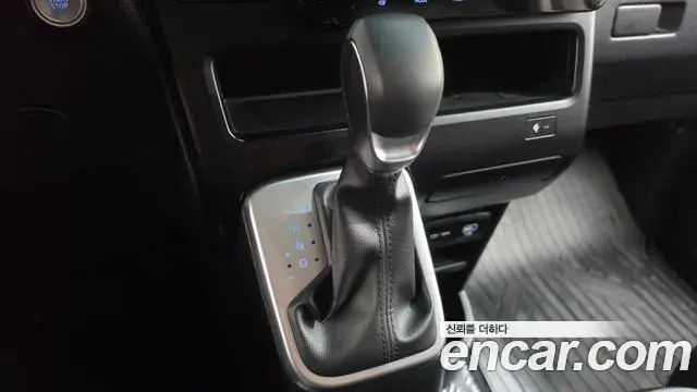 Hyundai Staria 2025 — Şəkil 10/32