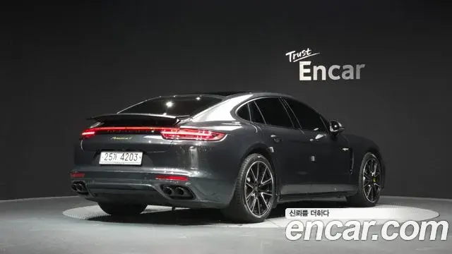 Porsche Panamera 2018 — Фото 2/20