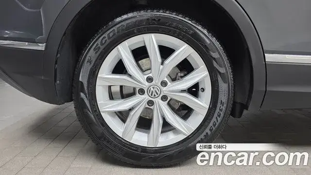 Volkswagen Tiguan 2020 — Photo 25/32