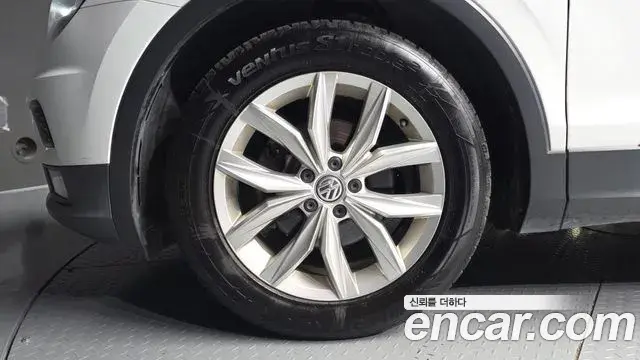 Volkswagen Tiguan 2018 — Photo 11/20