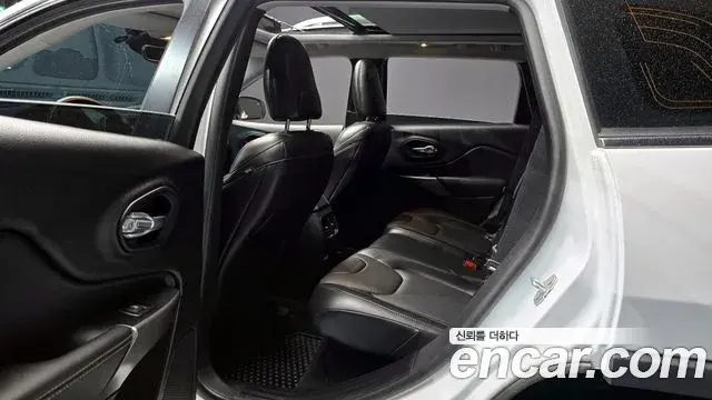 Jeep Cherokee 2021 — Фото 12/20
