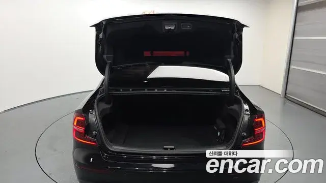Volvo S60 2019 — ფოტო 30/33
