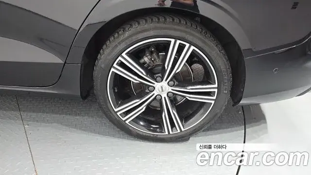 Volvo S60 2019 — ფოტო 7/33