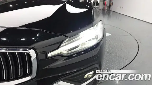 Volvo S60 2019 — ფოტო 6/33