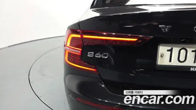 Volvo S60 2019 — ფოტო 9/33