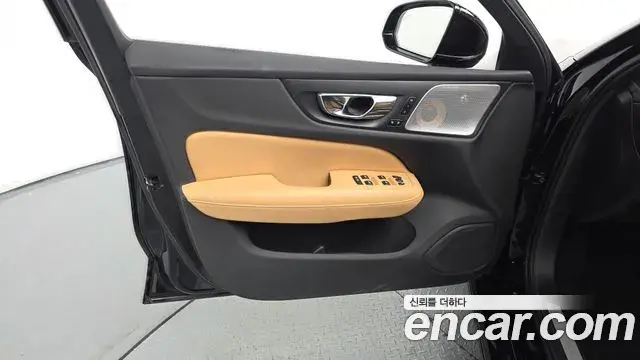 Volvo S60 2019 — ფოტო 28/33