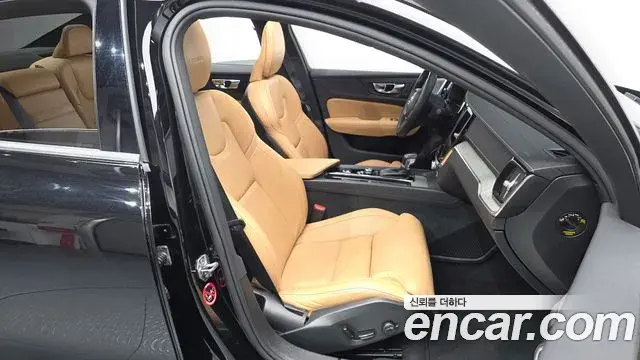 Volvo S60 2019 — ფოტო 27/33