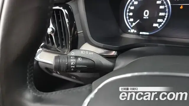 Volvo S60 2019 — ფოტო 20/33