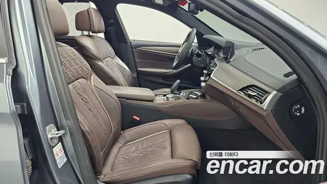 BMW 5 Series 2019 — Фото 11/20