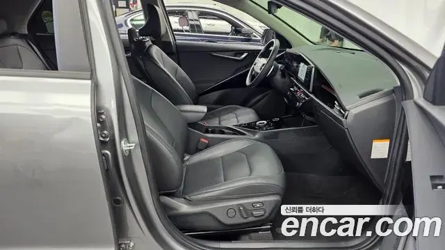 Kia Niro 2023 — Фото 11/20
