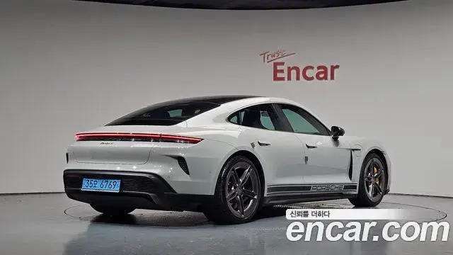 Porsche Taycan 2024 — Photo 31/37