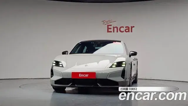 Porsche Taycan 2024 — Photo 8/37