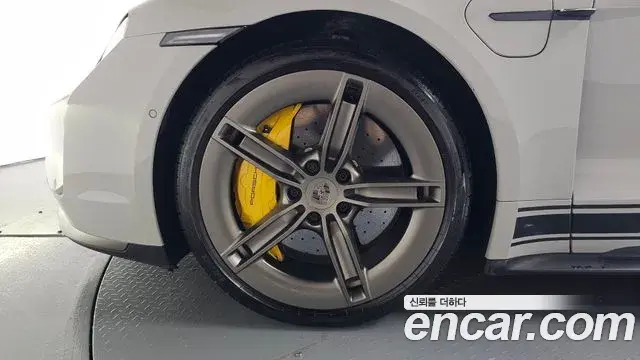 Porsche Taycan 2024 — Photo 20/37