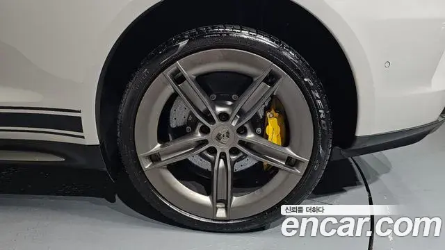 Porsche Taycan 2024 — Photo 3/37