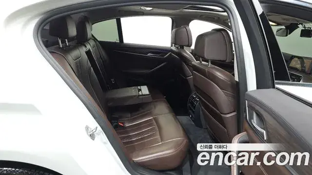 BMW 5 Series 2018 — Фото 13/20