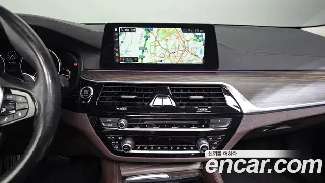 BMW 5 Series 2018 — Фото 15/20