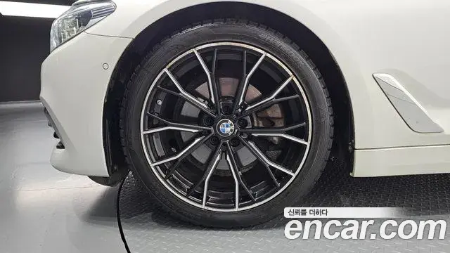 BMW 5 Series 2018 — Фото 4/20