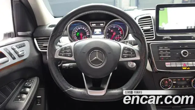 Mercedes-Benz GLE-Class 2018 — Фото 13/20
