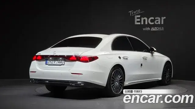 Mercedes-Benz E-Class 2024 — Photo 2/20