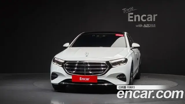 Mercedes-Benz E-Class 2024 — Photo 3/20