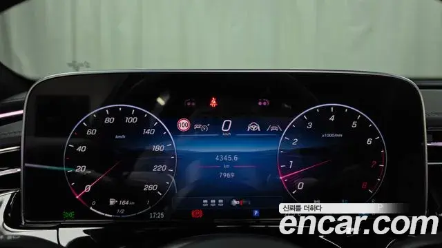 Mercedes-Benz E-Class 2024 — Photo 8/20