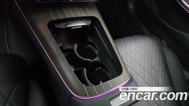 Mercedes-Benz E-Class 2024 — Photo 9/20