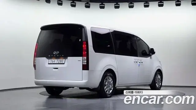 Hyundai Staria 2023 — Фото 2/20