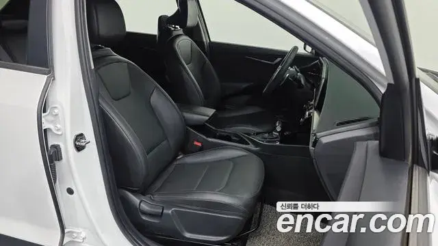 Kia Niro 2022 — Фото 11/20