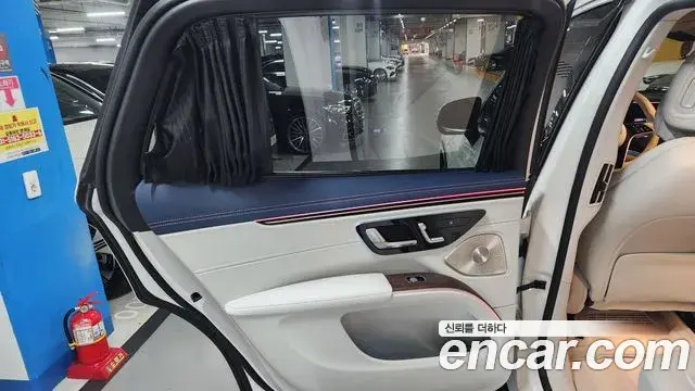 Mercedes-Benz EQS SUV 2023 — ფოტო 18/20