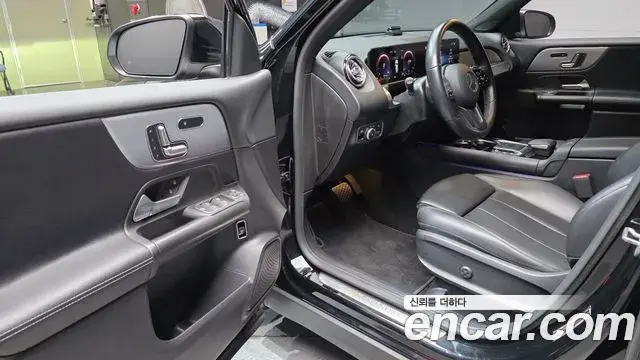Mercedes-Benz GLB-Class 2021 — Фото 10/20