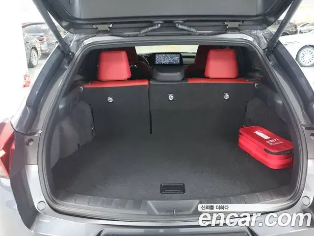 Lexus UX300h 2025 — Photo 2/16
