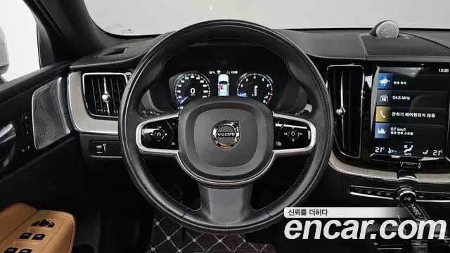 Volvo XC60 2018 — Фото 13/20