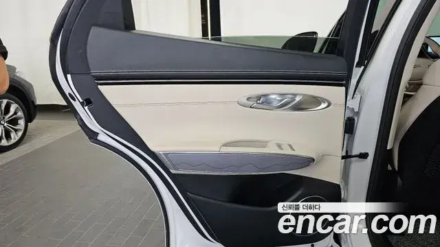 Genesis GV70 2023 — ფოტო 15/34